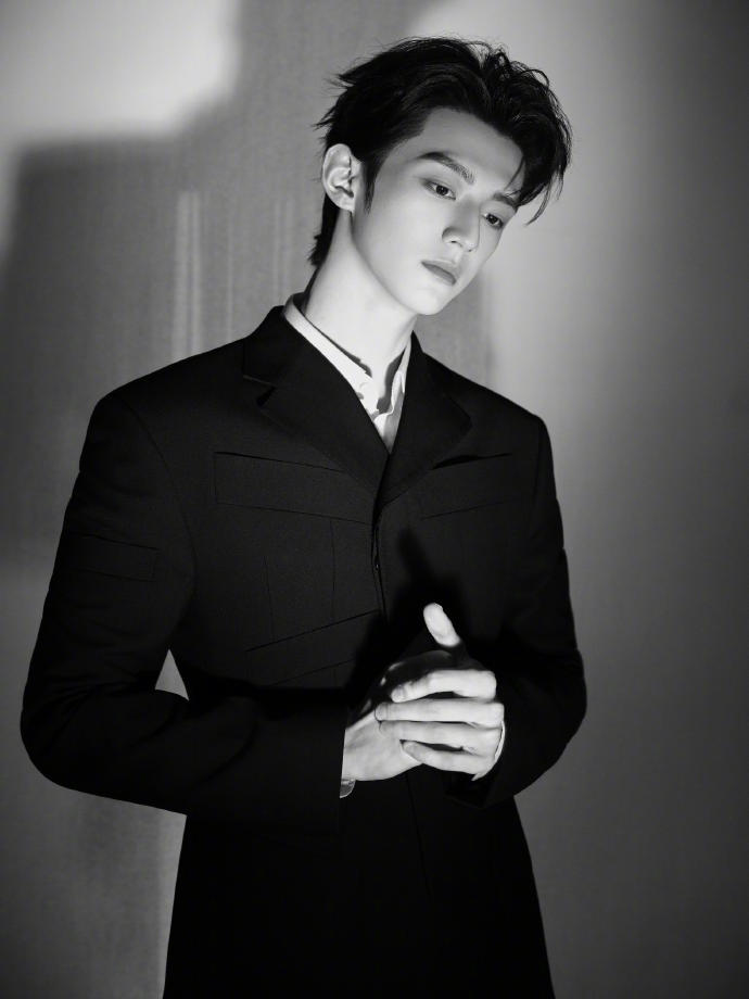 赖伟明黑色系清冷贵公子

赖伟明星光大赏look，昨晚第一个获得奖项的小赖老师，