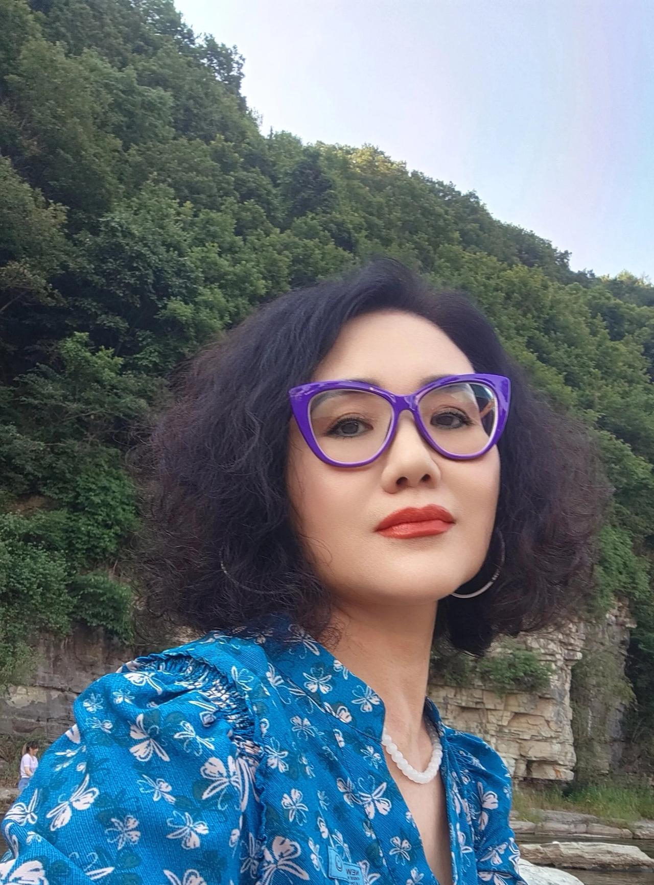 我在“叮咚买菜”上买的新疆小白杏，小白杏是我最爱吃的杏子，纯甜不酸。
每年从下来