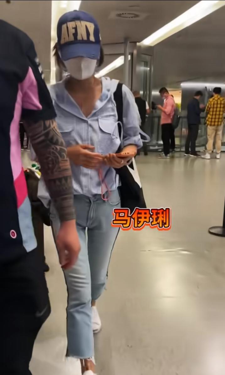 马伊琍，总感觉她的审美还停留在20年前。
这么多年，衣品好像没变过，每次穿衣都一