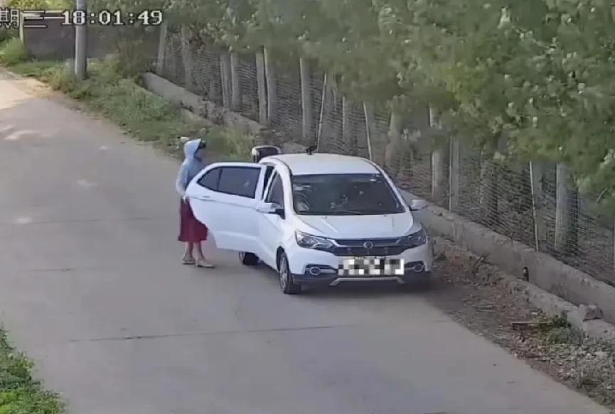 电动车追尾，结果把自己撞得飞进了车内。司机大哥给她做了人工呼吸，还打了针。幸运的