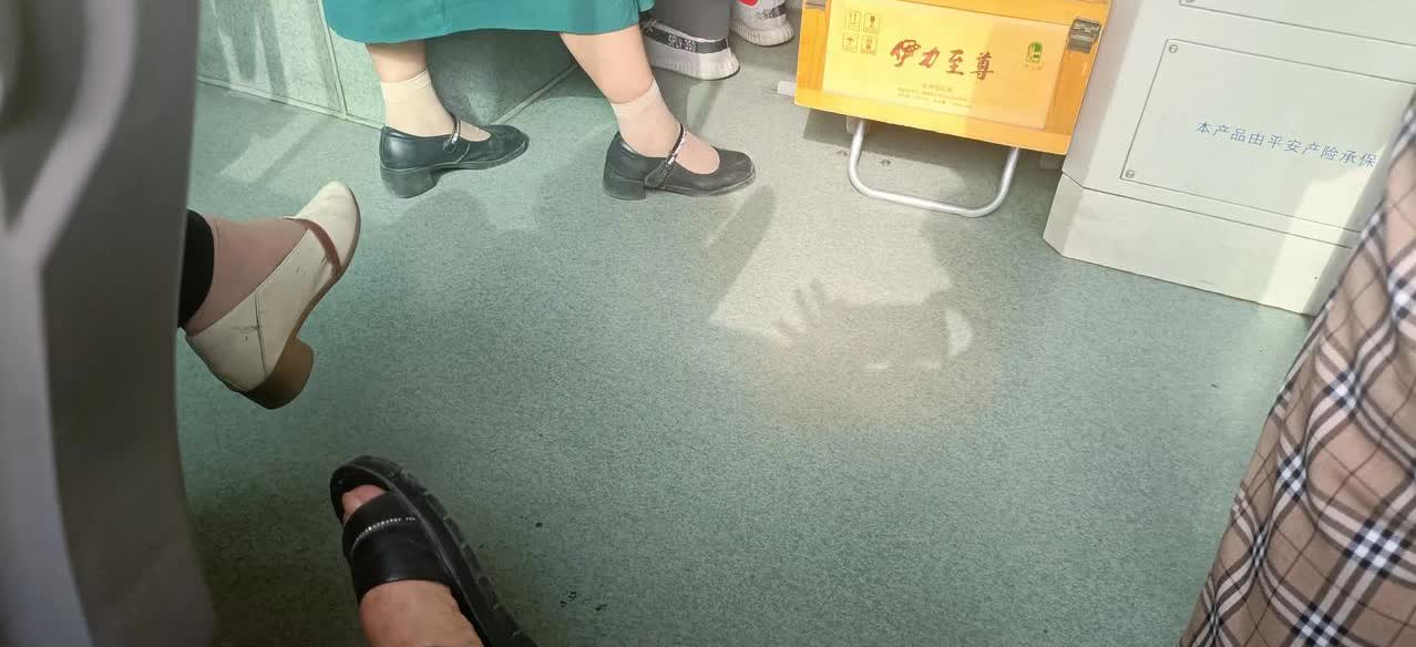 没想到今天乘客把公交车司机给训了，而且训的一声不吭。
今天坐公交车，一上车车头