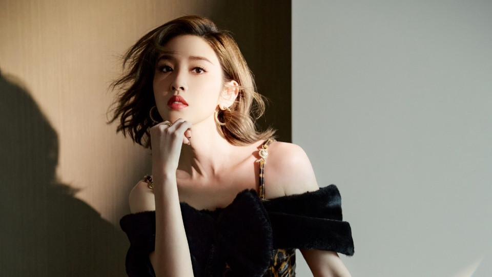 复古豹纹 + 毛绒蝴蝶结，唐艺昕短发红唇演绎野性甜美，绝了