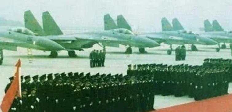 这是在1992年7月31日，首批俄罗斯生产的苏-27战机交付部队，这是中国空军当