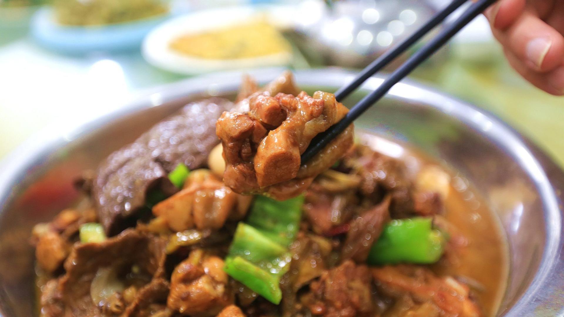 皇藏峪蘑菇鸡，安徽省传统名菜，体验舌尖上的宿州，让你停不下嘴