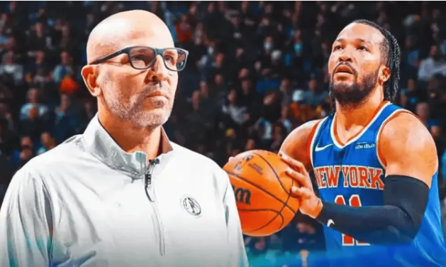 NBA常规赛，尼克斯客场对阵独行侠的比赛正在进行中。
记者透露，独行侠主帅基德在