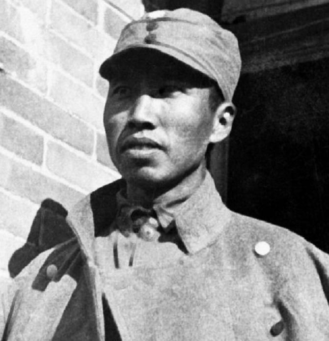 1942年5月25日，八路军副总参谋左权在掩护前敌指挥部撤离时，被日寇轰炸而亡，