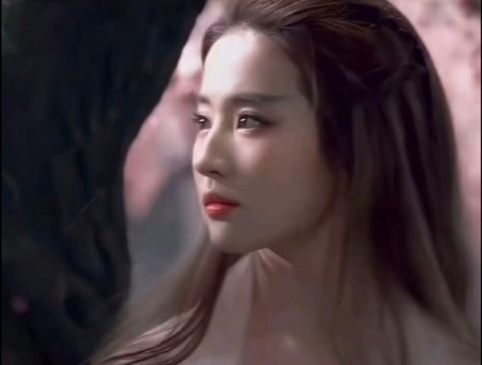 刘亦菲这张照片很像狐狸，野性里带一点天真又很妩媚。 ​​​