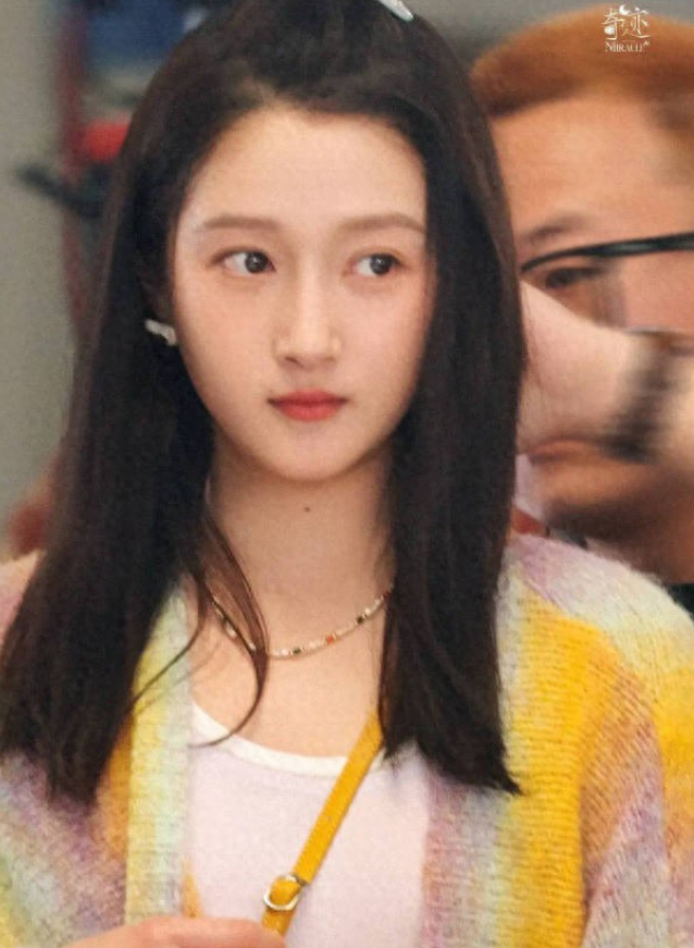 关晓彤新剧路透 彩色毛衣披发造型尽显青春甜美