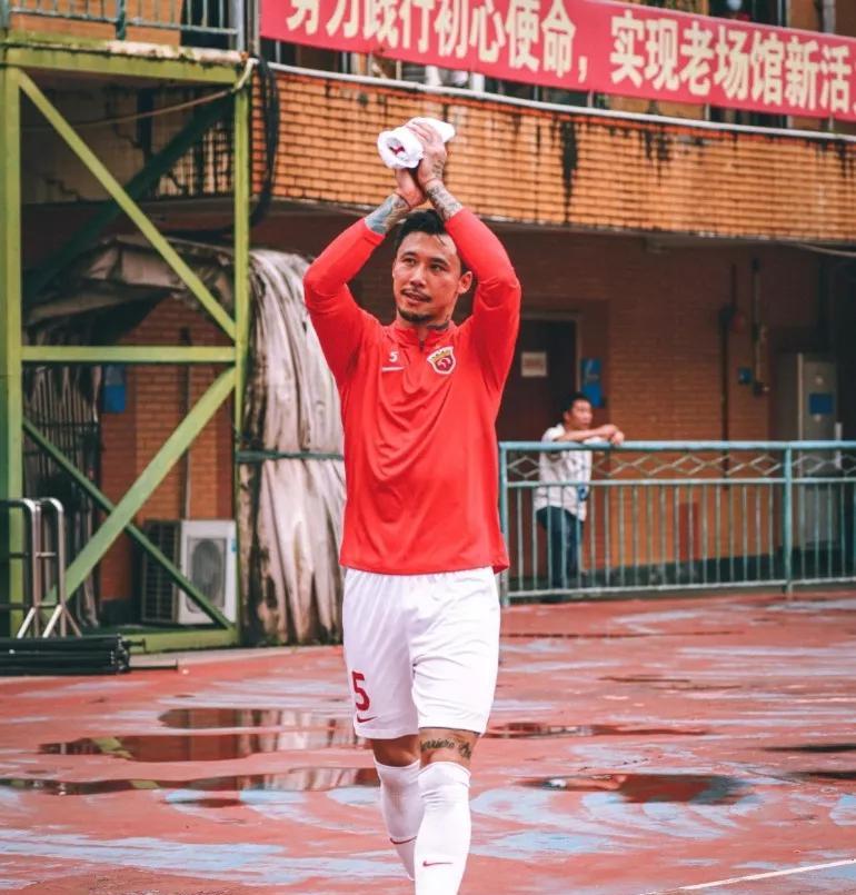 穆斯卡特如果想挺过2025赛季不下岗，那么就不能再让张琳芃首发踢中后卫了。
张琳