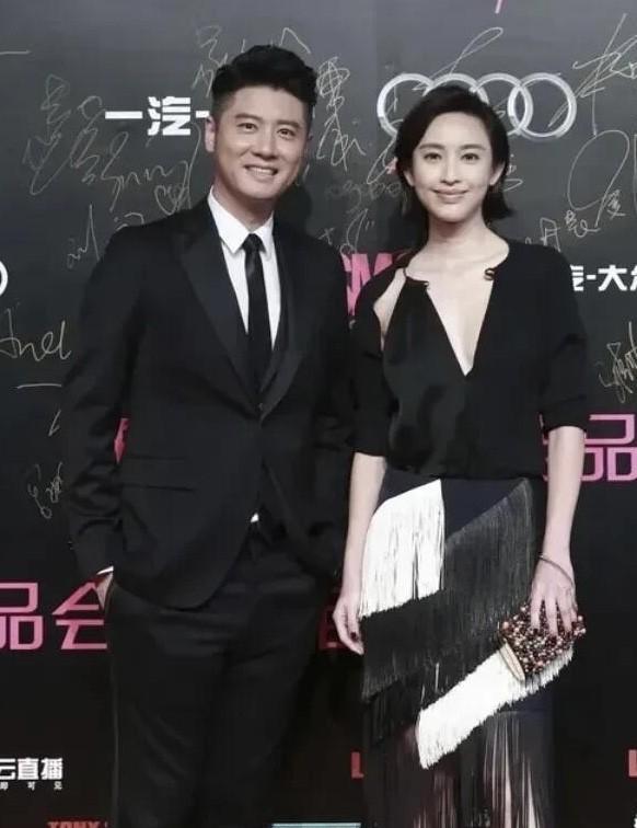 这些演员年轻的时候站在一起合影，真的养眼。那个时候的任重蛮帅的，个子高挑，出演了