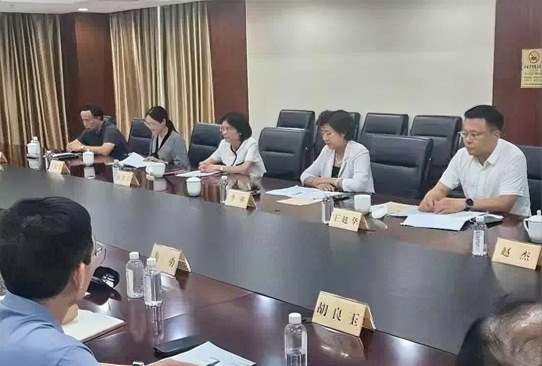 #高看徐州# 7月25日，市人大常委会副主任李燕率调研组赴市卫健委对主要负责同志