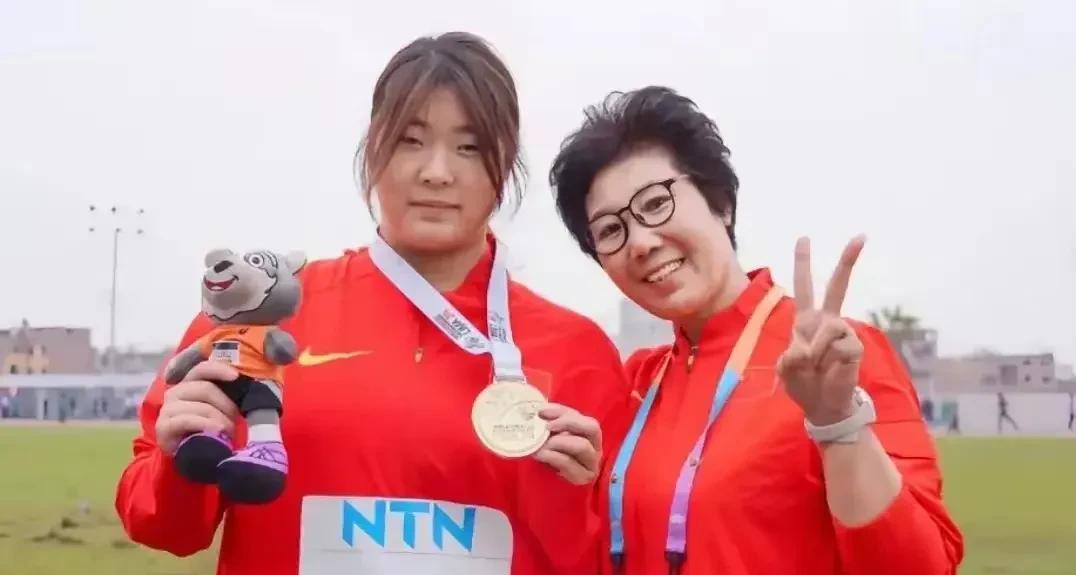严子怡的无奈。
明明成绩已经完全可以世界各路高手一较高下了，但因为年龄太小，不能