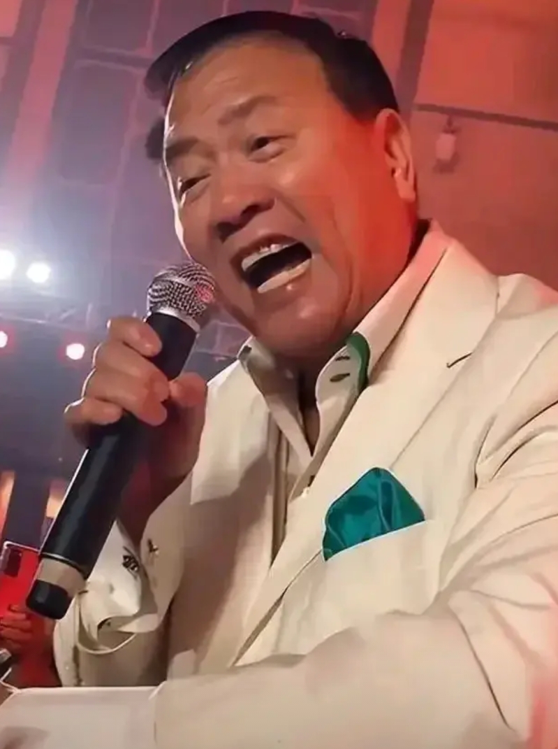 万梓良不应该被嘲笑！67岁的他在酒吧现场，一场3000！要知道，当年的万梓良红遍