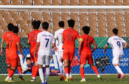 U23亚洲杯半决赛迎来焦点对决，中国U23男足与越南U23在赛场狭路相逢，本场比