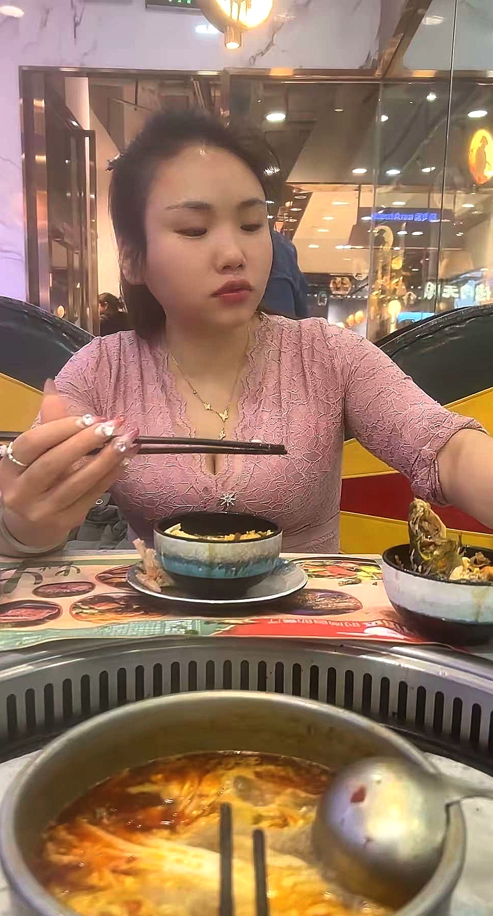 家里安排的相亲对象，感觉还可以，就是太能吃了[抱一下]