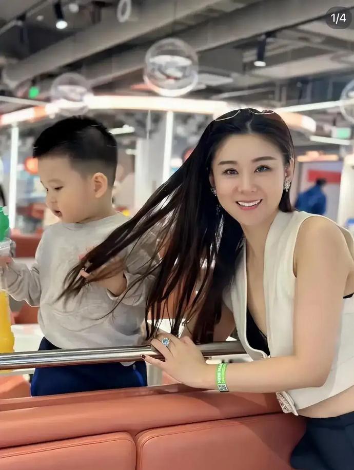 娱乐圈中这一家四口，夫妻感情稳固，家庭氛围和谐，多年来无绯闻风波，堪称典范。