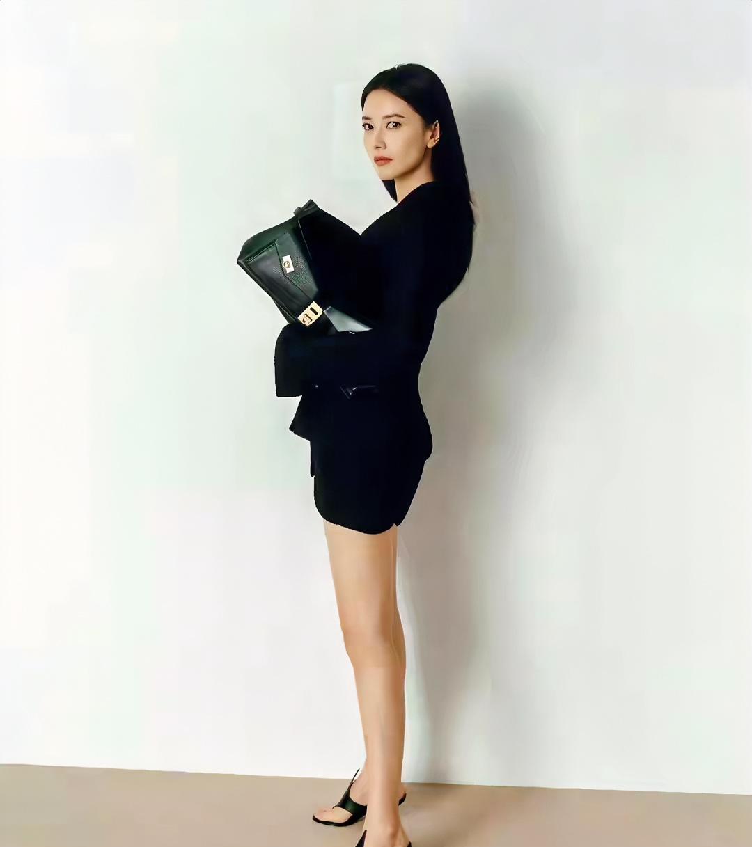 高圆圆，这脚原来这么小巧精致，可以和赵丽颖的相媲美了吧！
