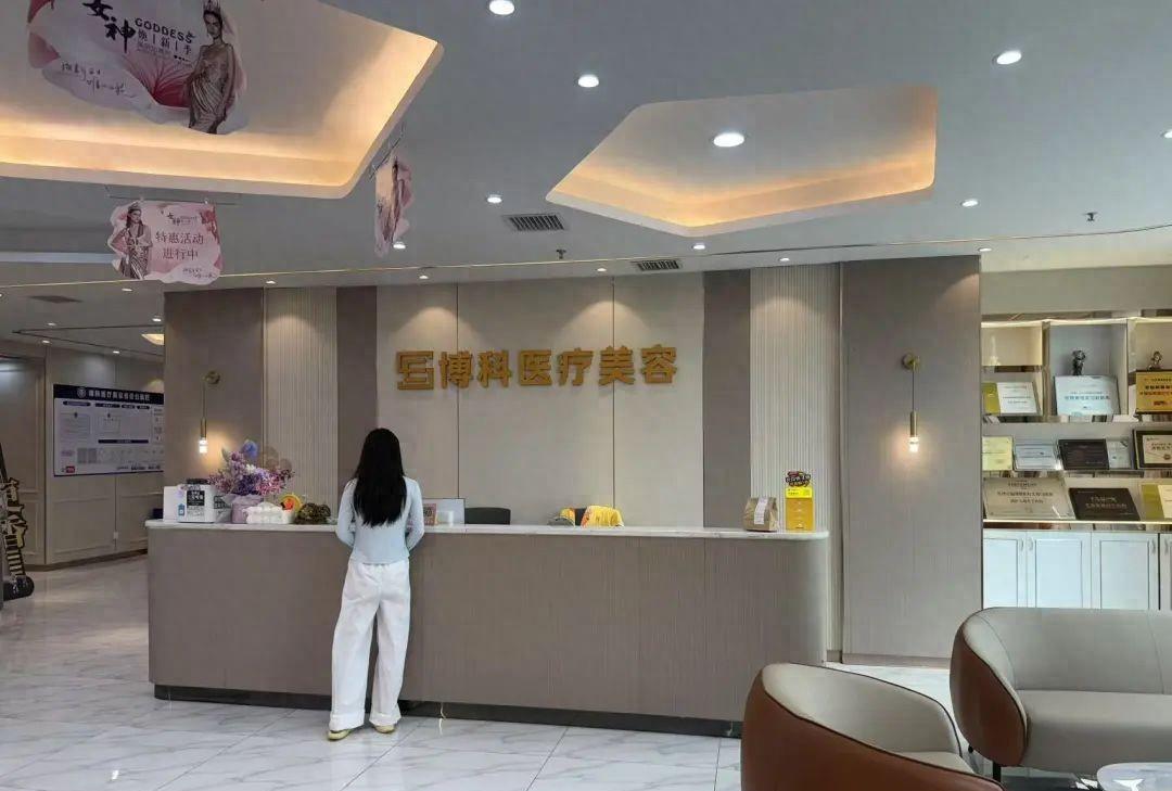 湖南长沙一女子在医院做手术，医生上了全麻后却都不见了，等女子醒来后，将医生叫来询