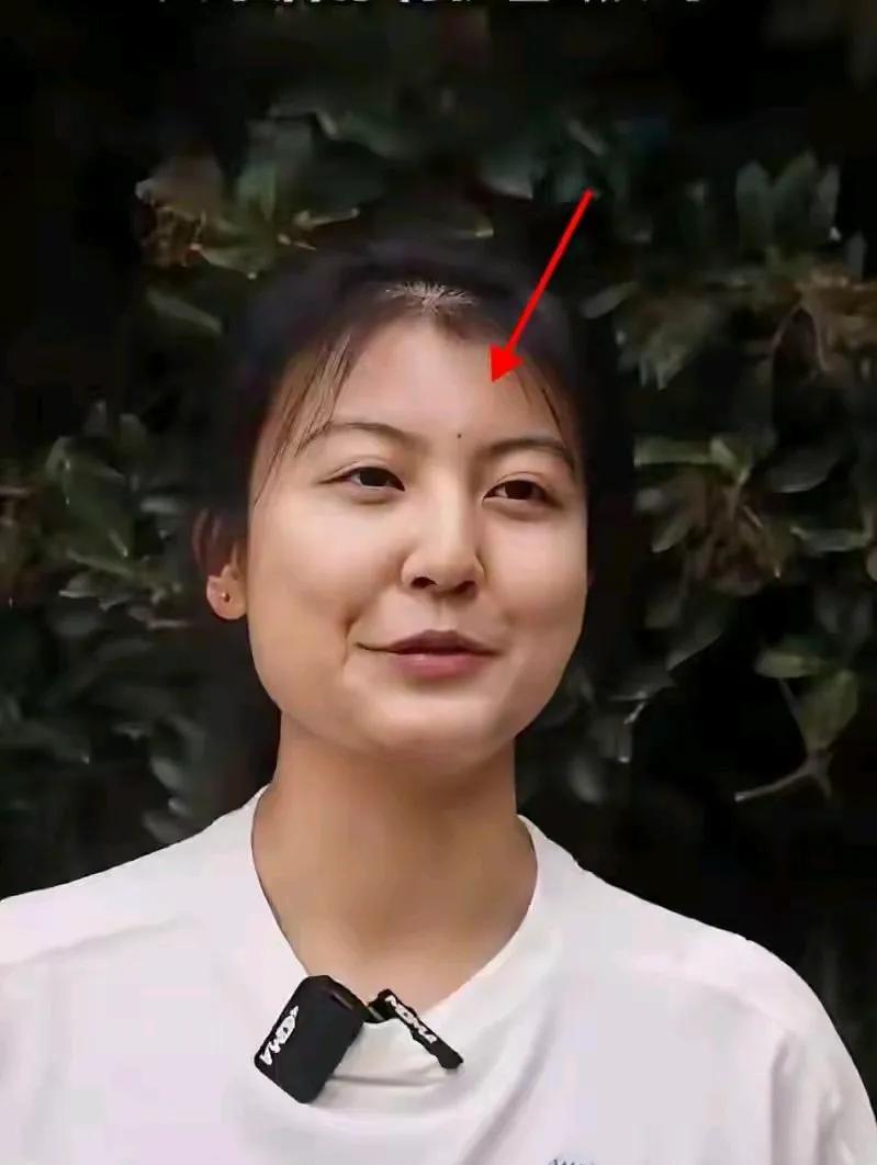 小姑娘真的长的很有富相
眉心一点痣
高考成绩724
我妈说这真的是“祖坟冒青烟”