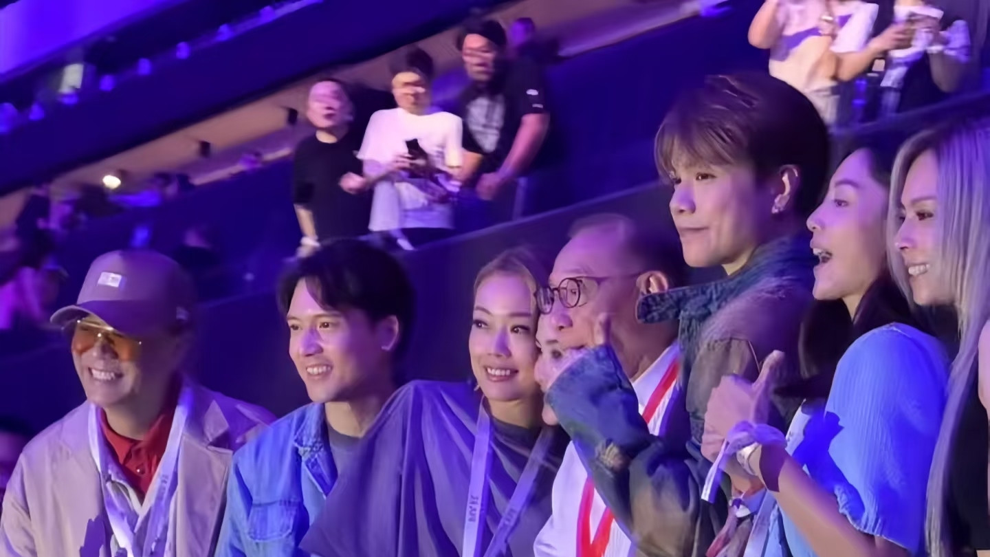 李嫣现身谢霆锋演唱会，还染了黄头发超时尚，现场不停给继父拍照