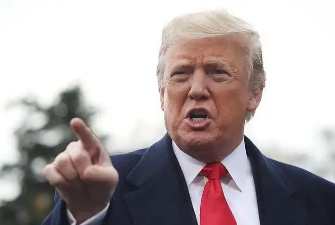 紧接着，特朗普阵营内部就炸锅了，司法部长邦迪和 FBI 副局长邦吉诺因为爱泼斯坦