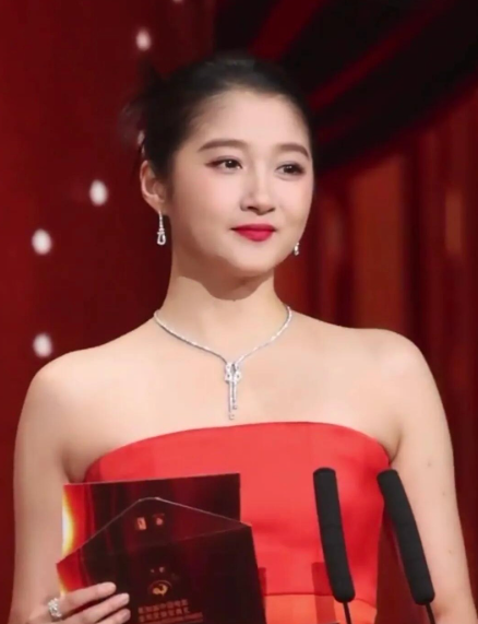 看她精致的五官，完美无瑕的脸蛋，怎么看都是妥妥的大美女，可为什么人们对她的印象一