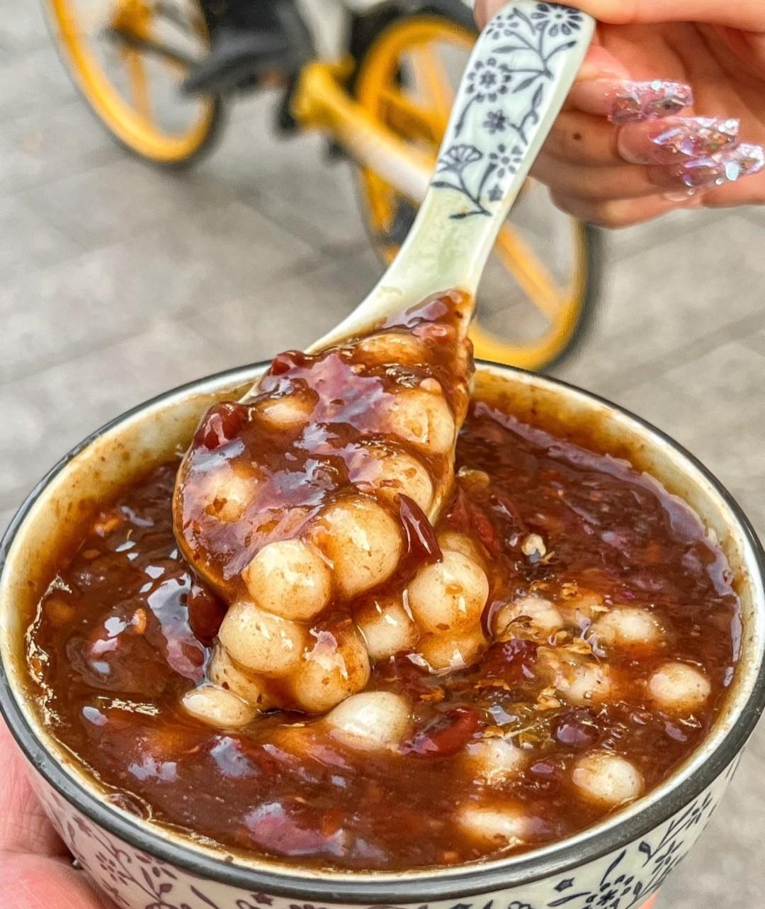 秋意满阶，诗意流淌。此时，糖芋苗成了秋日不可辜负的美味。
颗颗糖芋苗裹着晶莹露珠