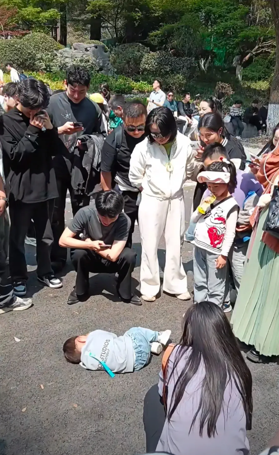 今天在南京红山动物园谁拍到了他……
这个可爱的赖皮小孩
在地上躺了很久，好像是要