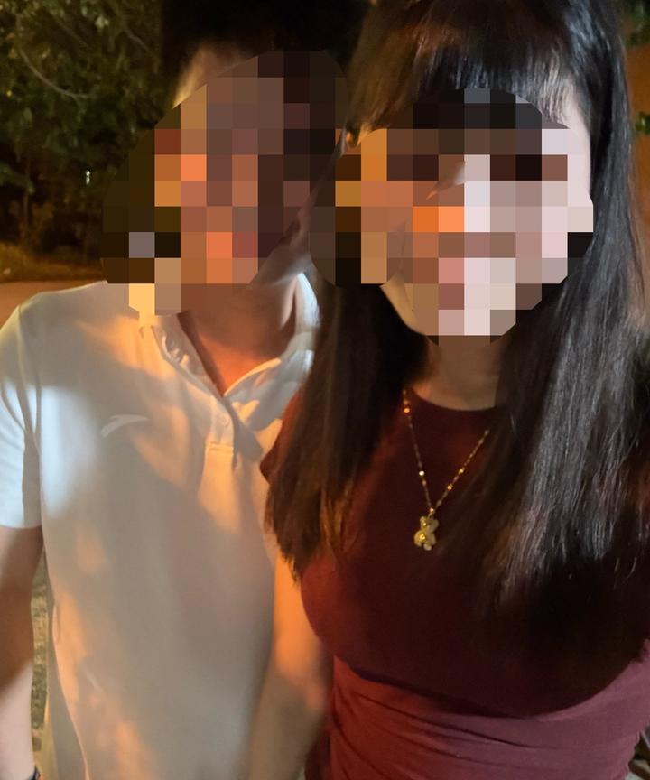 偶遇三位越南表妹吃冰淇淋。
其中一位问我有没有女朋友。
她还主动要求合影，我勉强