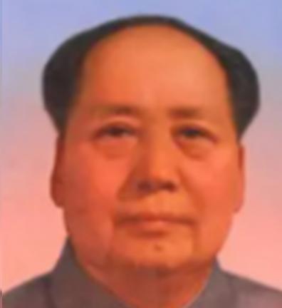1950年，铁匠朱其升看到家家户户都挂上了毛主席头像，他越看这个人越眼熟，于是偷