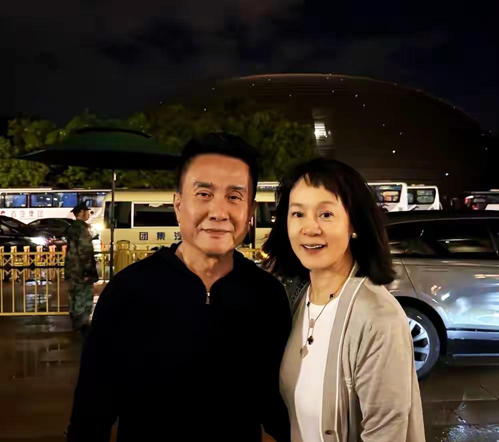 青岛网友偶遇张志坚夫妇，雨天共撑一伞太甜，豪宅细节被扒！[比心]
有青岛网友9月