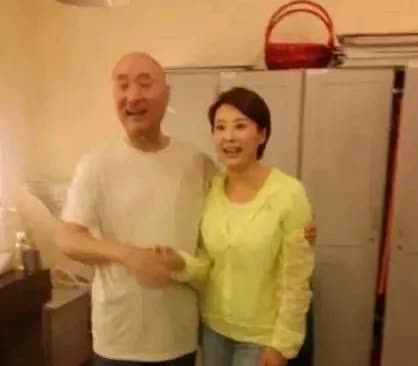 袁立和陈佩斯早年珍贵合影，如此亲密互动，看来两个人的关系非同一般。都是老戏骨，都