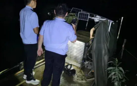 梅州2名男子深夜电鱼，当场被抓

尽管有部分人员明知电鱼属于违法行为，但仍心存侥