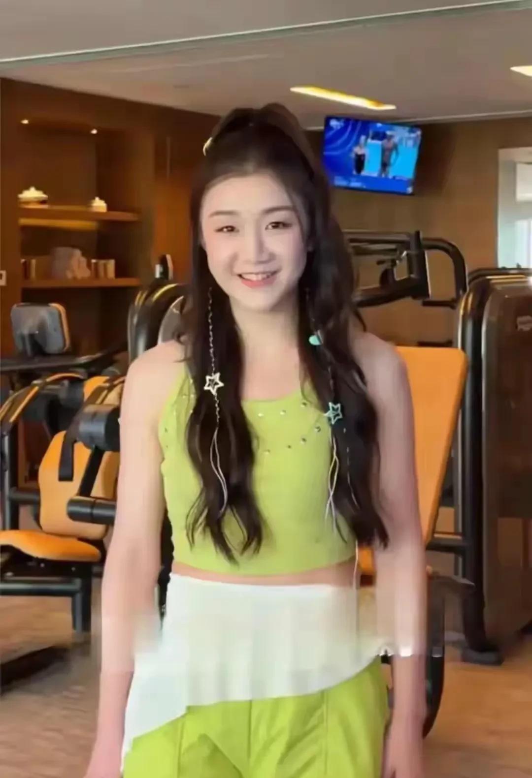 陈梦简直是太大胆了，
也不怕品牌方不乐意，
今天陈梦一身绿色吊带装，
可盐可甜的