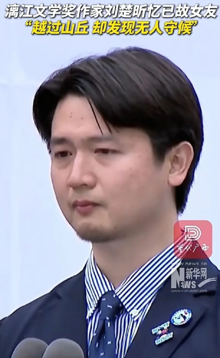 初恋有多美好？
我以为他在紧张
不料全程哽咽颤抖。。
余华上半段还是吃瓜群众
下