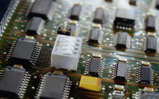 俄罗斯为什么不担心芯片、光刻机断供？不是因为他们有多牛，而是他们连反抗的勇气都没有…