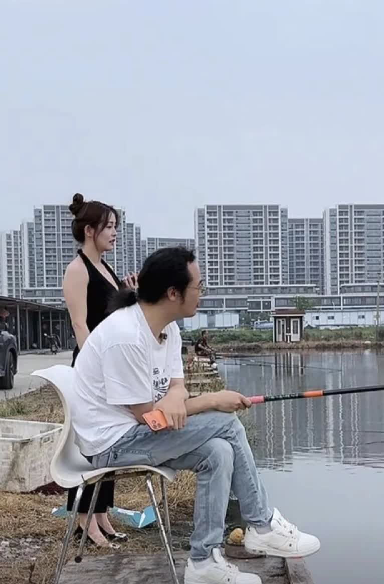 老倪去钓鱼了！

下午老倪和牙牙一起去了鱼塘钓鱼，最近老倪很拼，这次钓鱼，可