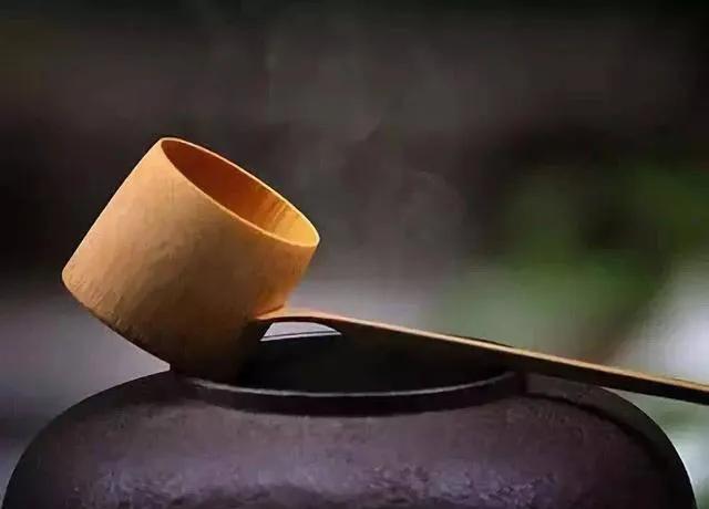 曾仕强教授说：
“把钱看的高于一切的人，一定是个无情的人，为了钱可以牺牲一切的人