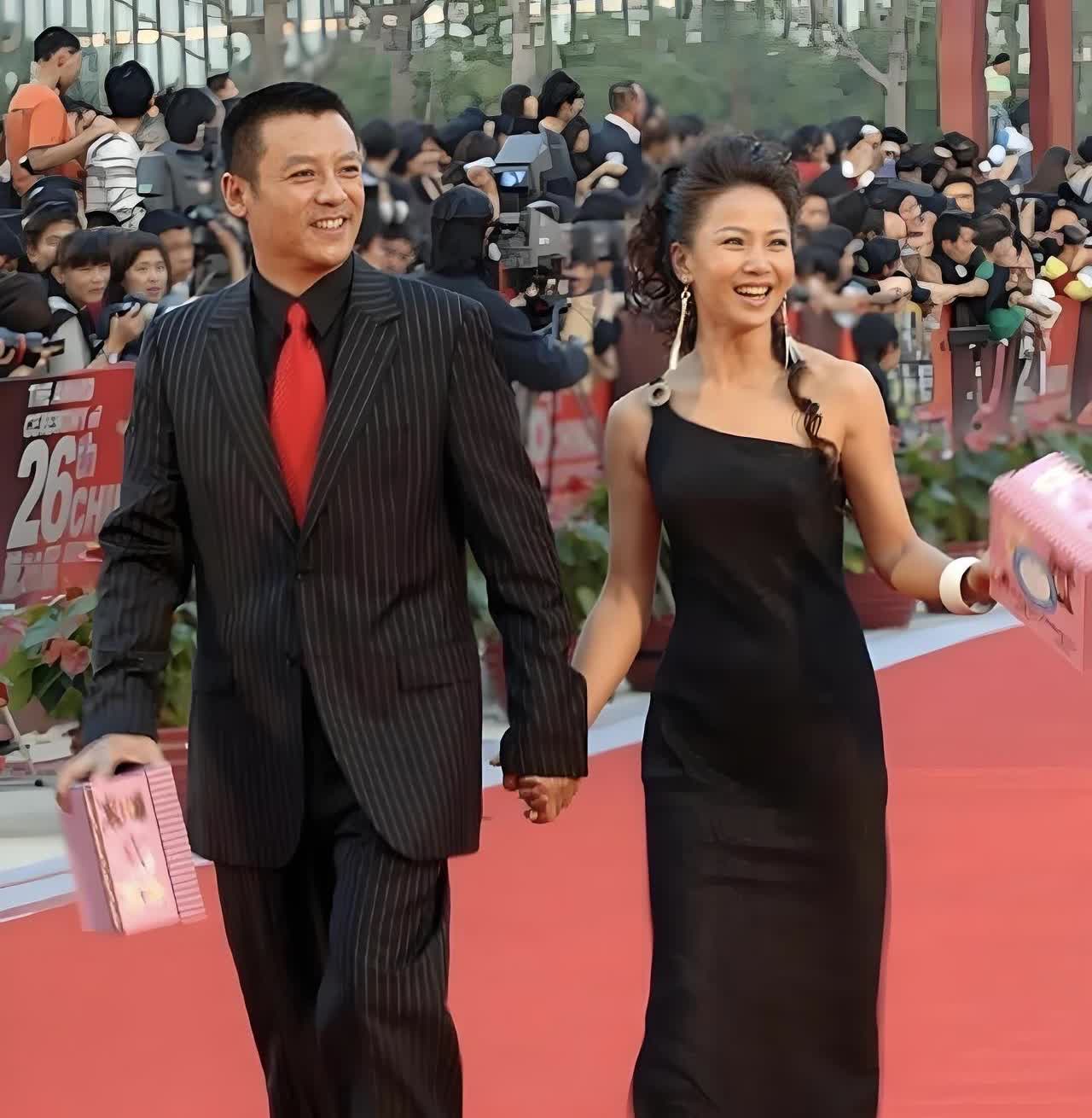 我敢说十个人里，可能只有一个人能叫出这对夫妻的名字。丈夫演过《我们复婚吧》、《房