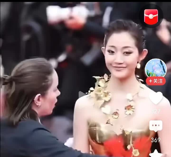 这演员是谁呀？脸皮的确厚了些！
把戛纳当成菜市场，把踏毯当成老太太逛超市，还连