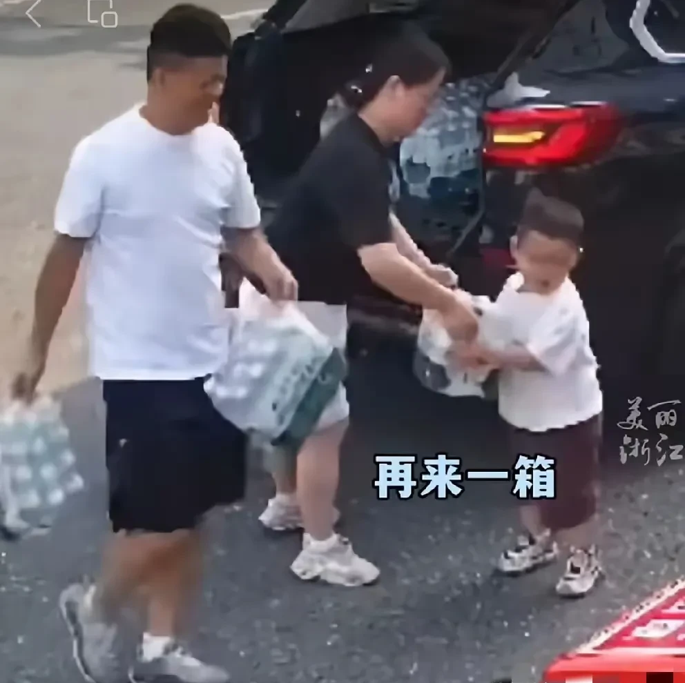 杭州那位妻子现在估计肠子都悔青了！

她后悔的不是拿了爱心冰箱的柠檬水，也不是想