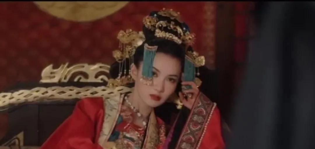 #开局就斩男主？这剧玩得也太野了，第一次被《满级流女帝》整不会了！
别家剧男女主