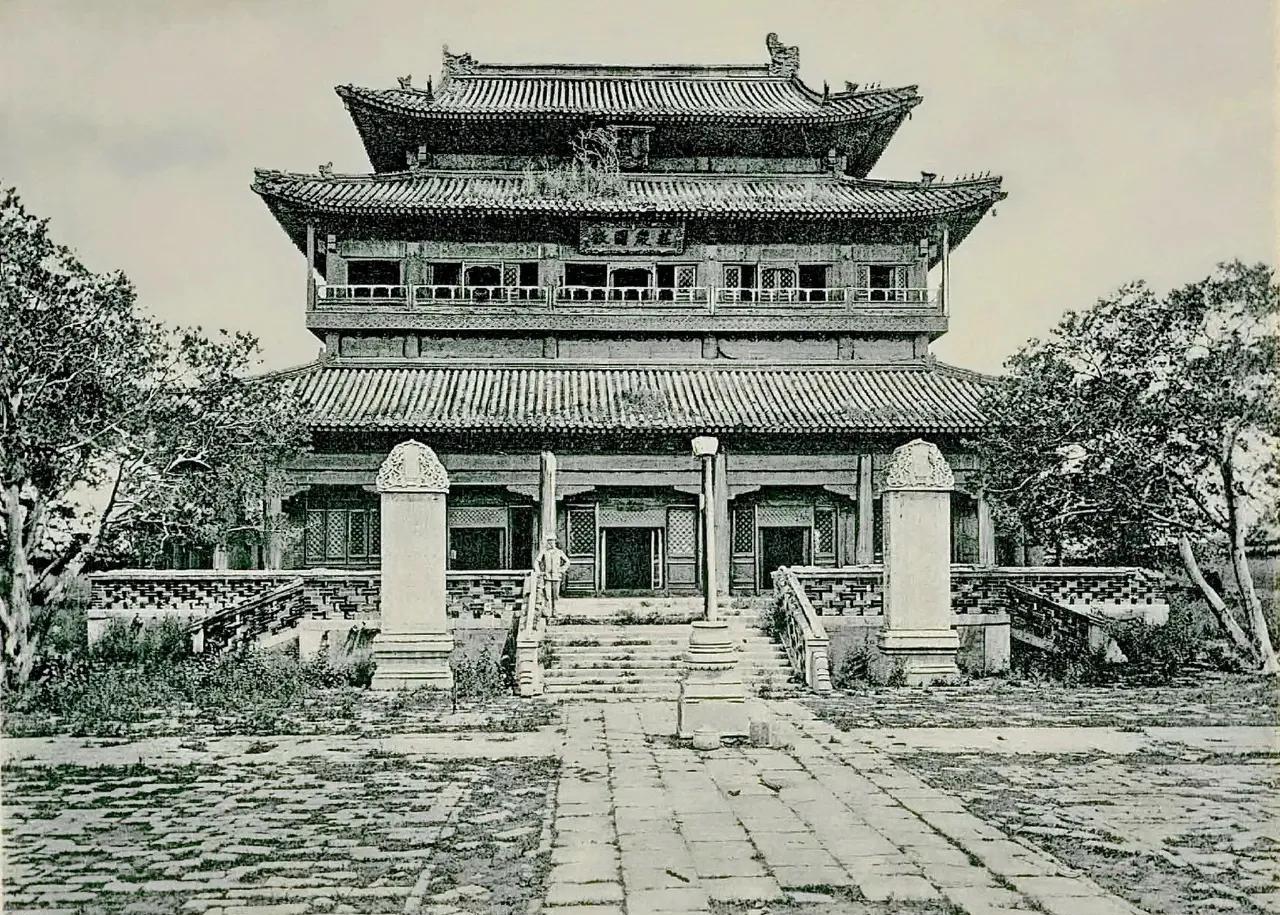 1901年，北海阐福寺大佛殿。1919年由袁世凯卫队改编的消防队在大殿内做饭引起