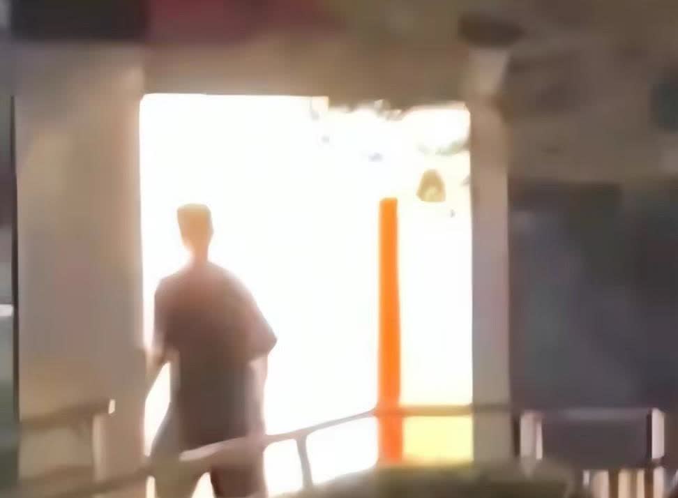 浙江温州。女子来到体育中心的公厕如厕，进门时察觉一名男子有些不对劲，于是提前做好