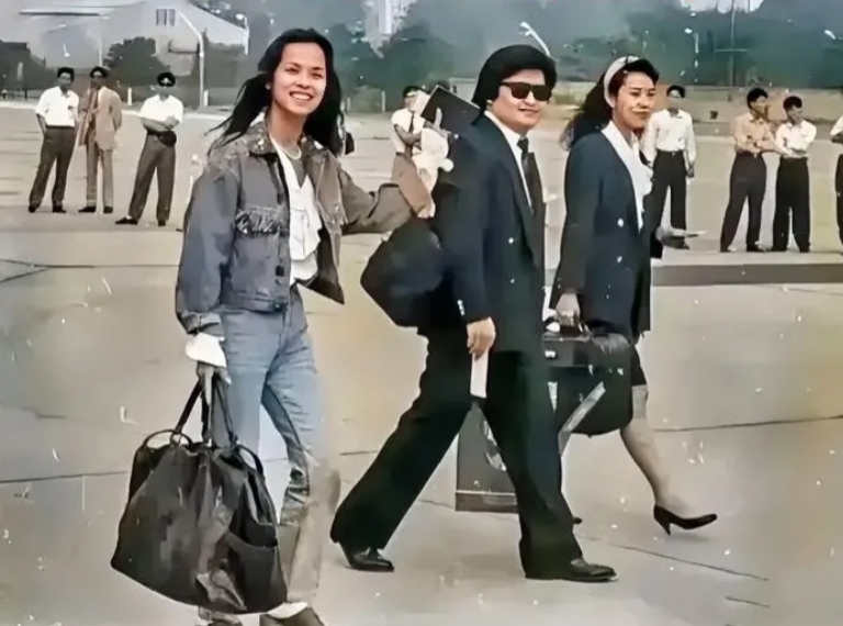 1990年北京第十一届亚运会韦唯和刘欢正意气风发的赶往工人体育馆献唱亚洲雄风