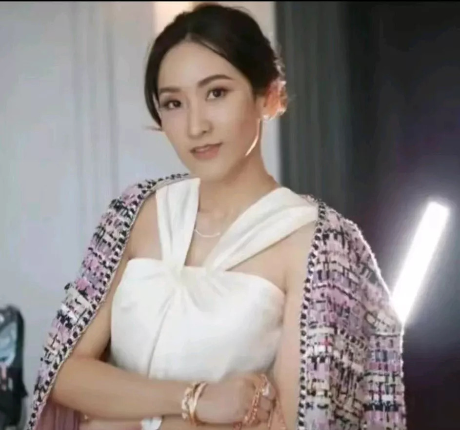 佩通坦姐姐更美更有钱，总理咋是她妹？











泰国前总理他信的大女