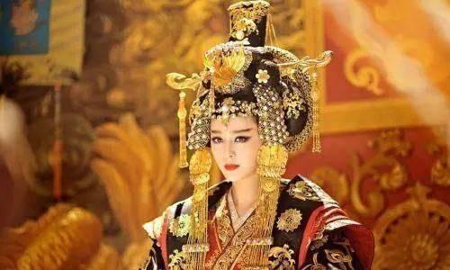 一天傍晚，太平公主入宫探望武则天，张昌宗一把搂住她，亲了一口，谁料，太平公主甩手