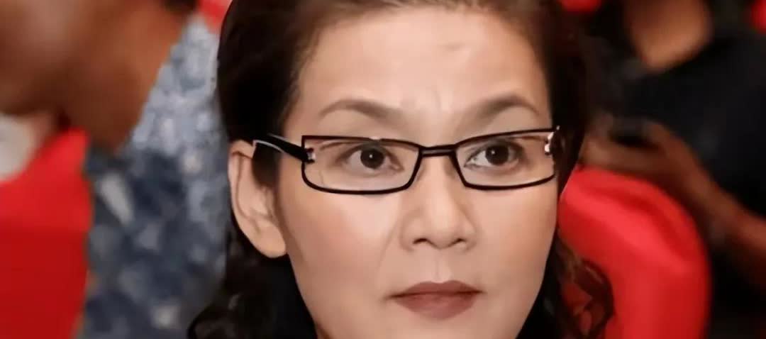 潘虹就是我们口中的“悲剧女王”，10岁丧父，32岁离婚后不再结婚，没有子女，成为