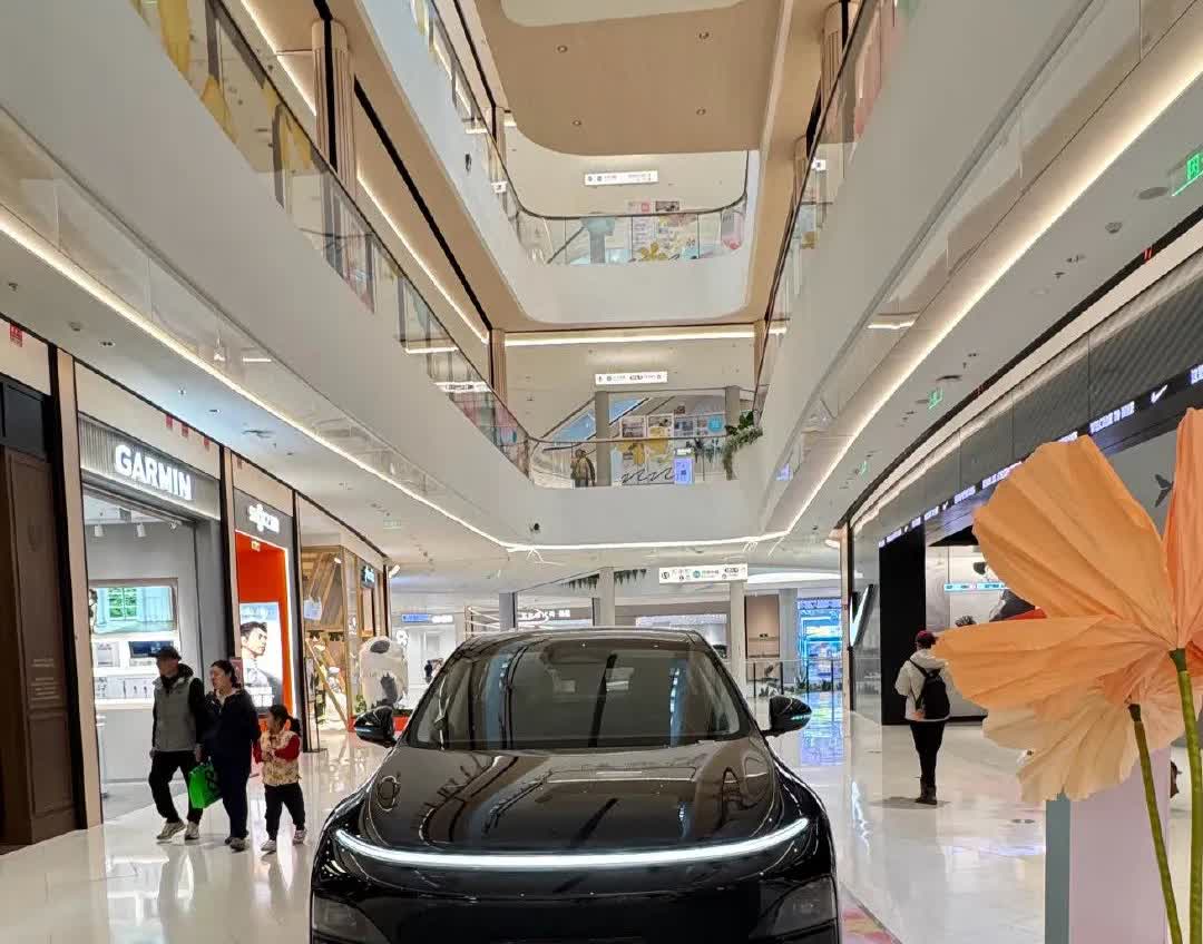 坐标魔都荟聚中心，一家人出来shopping，趁中午人少的时候拍了一下中庭里新款