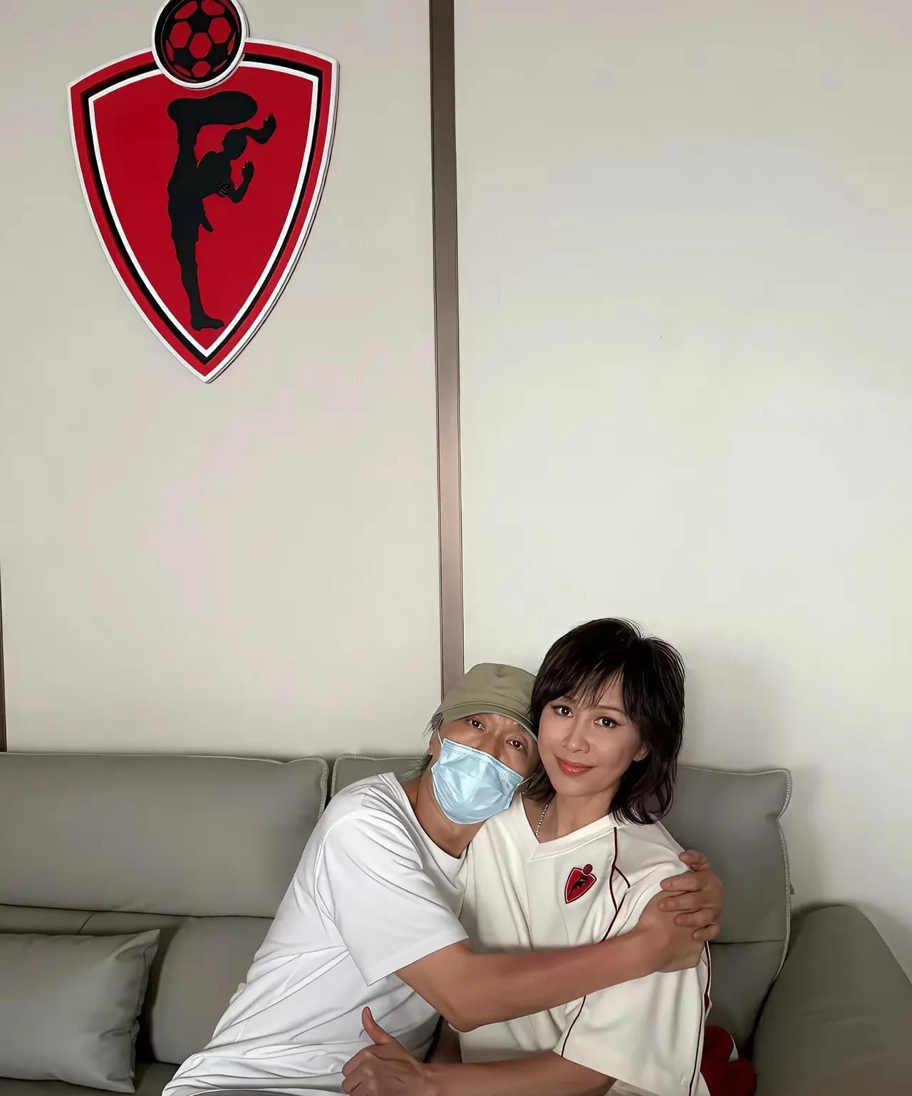 6月17日，刘嘉玲分享和周星驰合影。  
周星驰戴着灰色鸭嘴帽，戴着口罩，穿着白